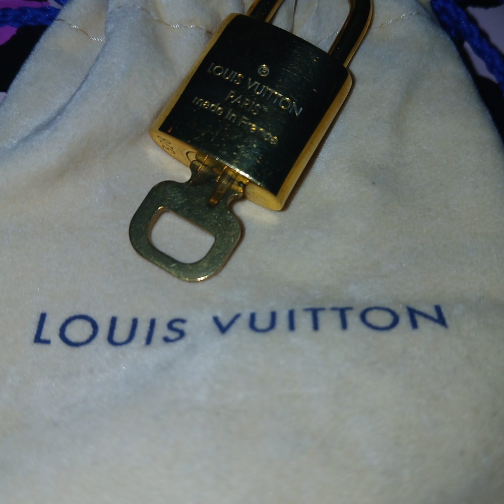 LV GOLD BRASS LOCK & KEY #328 DUST BAG INCLUDED - Picture 6 of 8